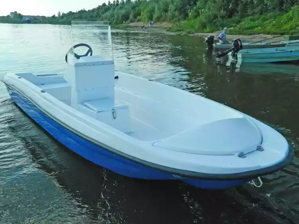 Стеклопластиковая лодка Пингвин с консолью (тримаран) в Пскове