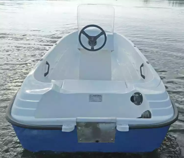 Стеклопластиковая лодка Пингвин с консолью (тримаран) в Пскове