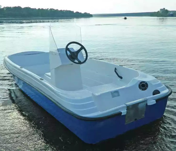 Стеклопластиковая лодка Пингвин с консолью (тримаран) в Пскове