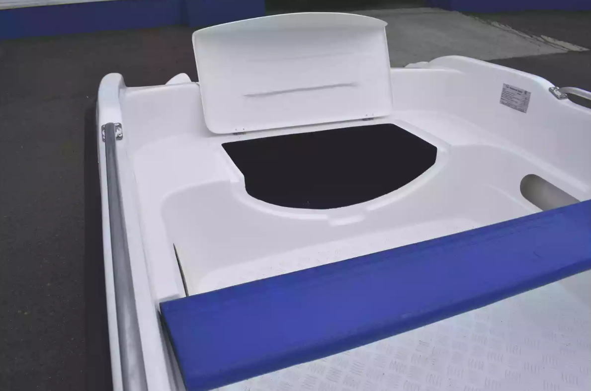 Стеклопластиковая лодка Пингвин New (тримаран) в Пскове