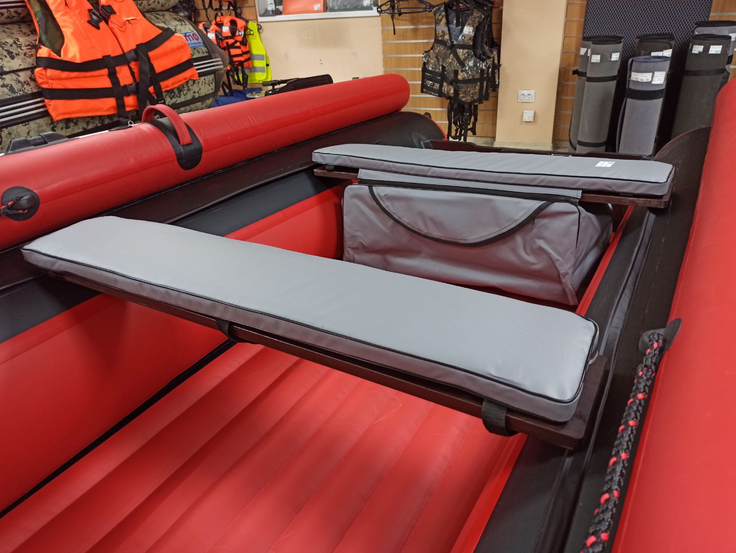 КОМПЛЕКТ МЯГКИХ НАКЛАДОК С СУМКОЙ ДЛЯ ЛОДОК 90Х20 СЕРЫЙ в Пскове