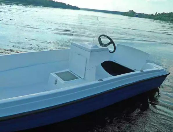 Стеклопластиковая лодка Пингвин с консолью (тримаран) в Пскове