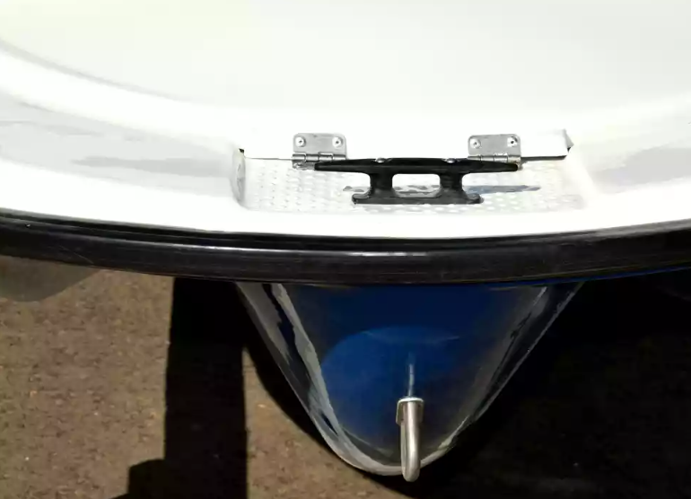 Стеклопластиковая лодка Пингвин с консолью (тримаран) в Пскове