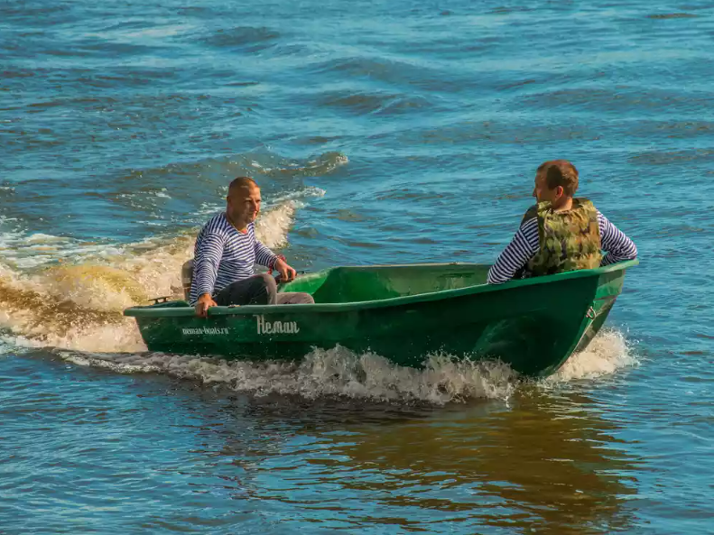 Стеклопластиковая лодка Neman-340 (тримаран) в Пскове