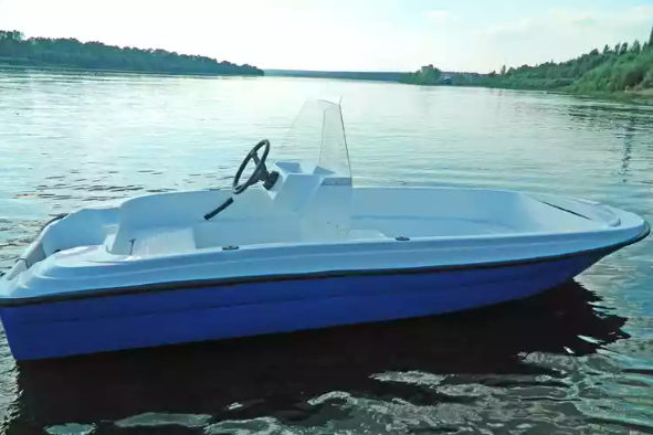 Стеклопластиковая лодка Пингвин с консолью (тримаран) в Пскове