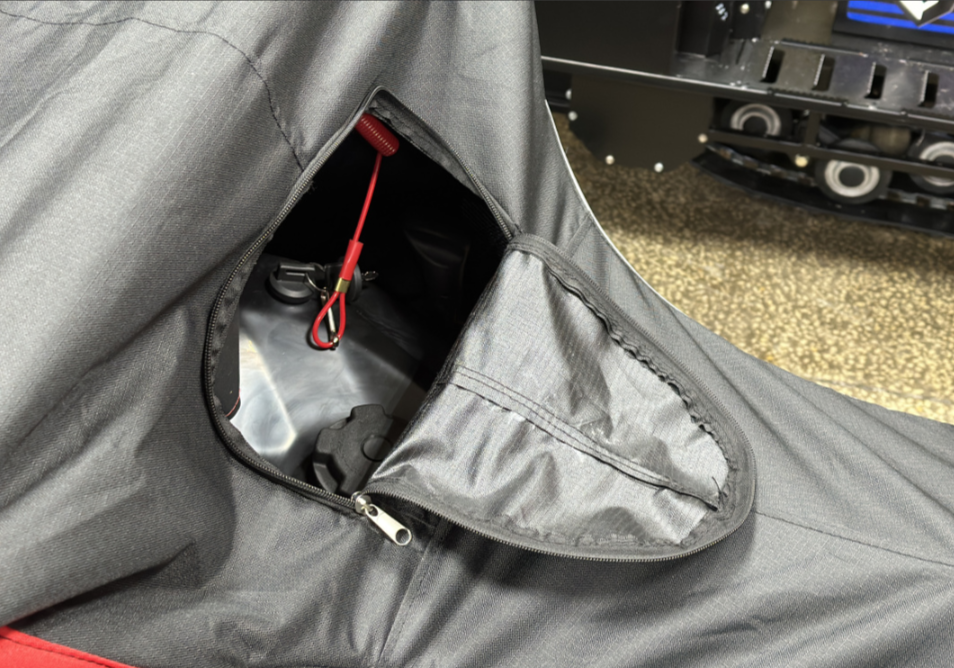 Чехол транспорт. снегохода IKUDZO HUNTER черно-красный Оксфорд ПРЕМИУМ качества с лого IKUDZO в Пскове