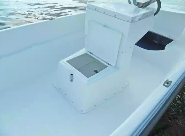 Стеклопластиковая лодка Пингвин с консолью (тримаран) в Пскове
