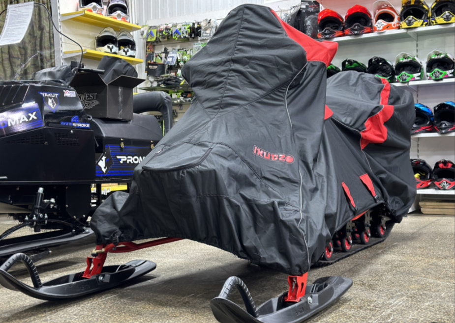 Чехол транспорт. снегохода IKUDZO HUNTER черно-красный Оксфорд ПРЕМИУМ качества с лого IKUDZO в Пскове