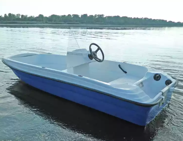 Стеклопластиковая лодка Пингвин с консолью (тримаран) в Пскове