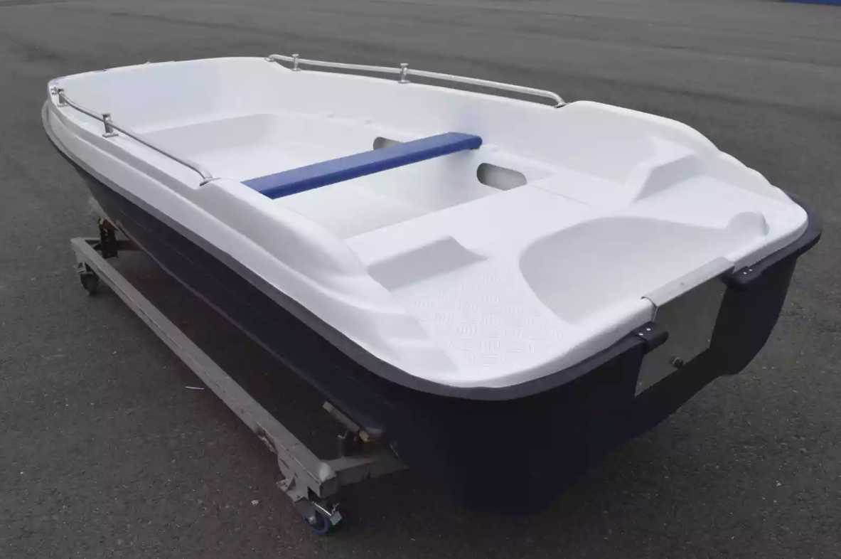 Стеклопластиковая лодка Пингвин New (тримаран) в Пскове