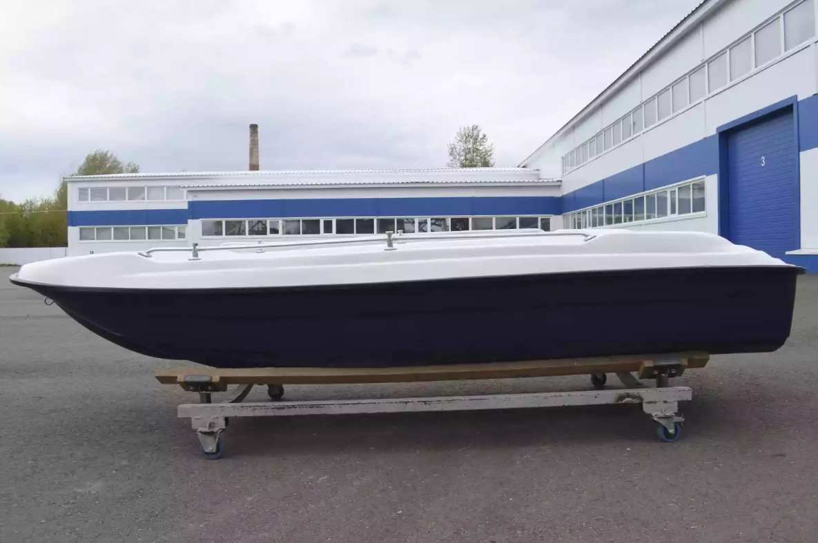Стеклопластиковая лодка Пингвин New (тримаран) в Пскове
