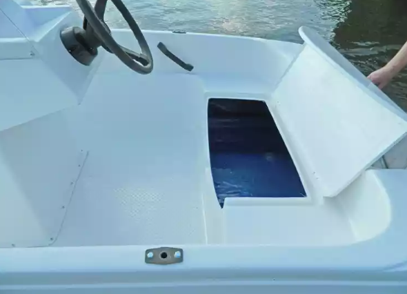 Стеклопластиковая лодка Пингвин с консолью (тримаран) в Пскове