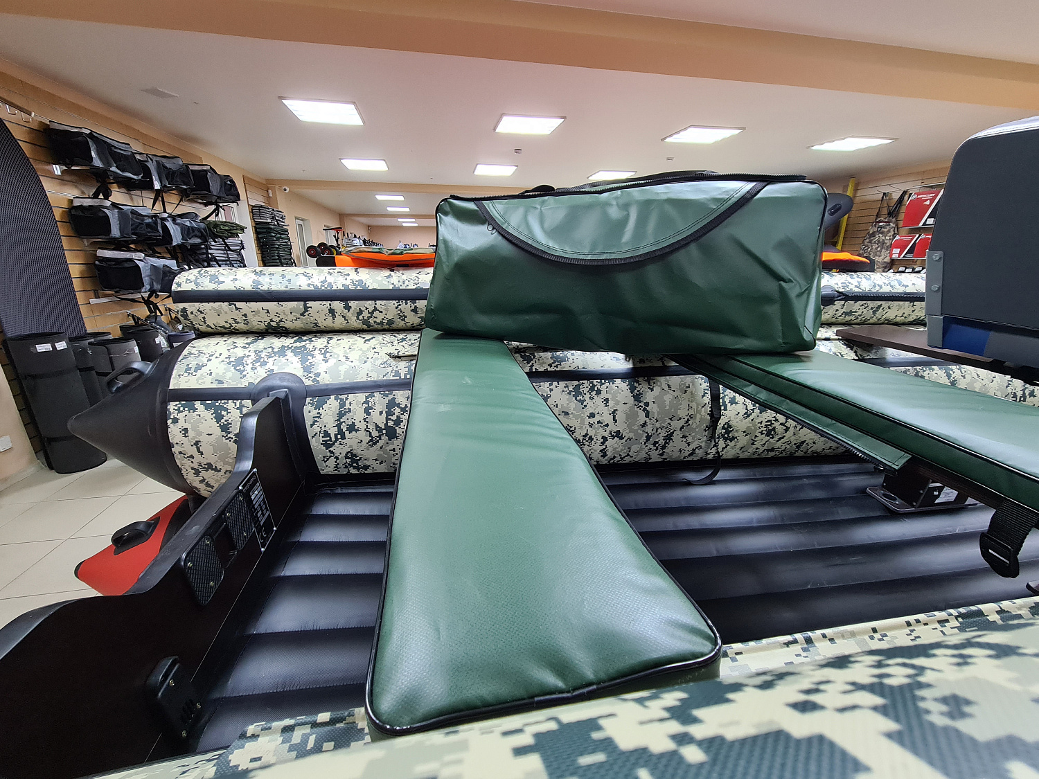 КОМПЛЕКТ МЯГКИХ НАКЛАДОК С СУМКОЙ ДЛЯ ЛОДОК 110Х20 ЗЕЛЕНЫЙ в Пскове