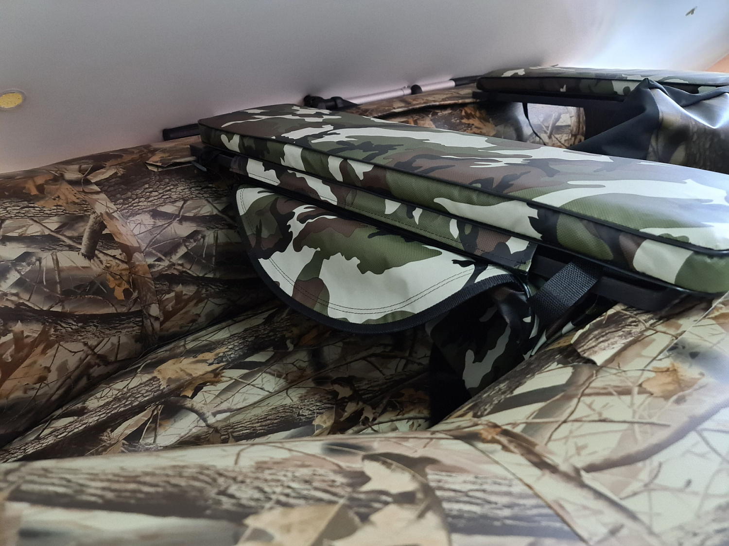 КОМПЛЕКТ МЯГКИХ НАКЛАДОК С СУМКОЙ ДЛЯ ЛОДОК 80Х20 КАМУФЛЯЖ в Пскове